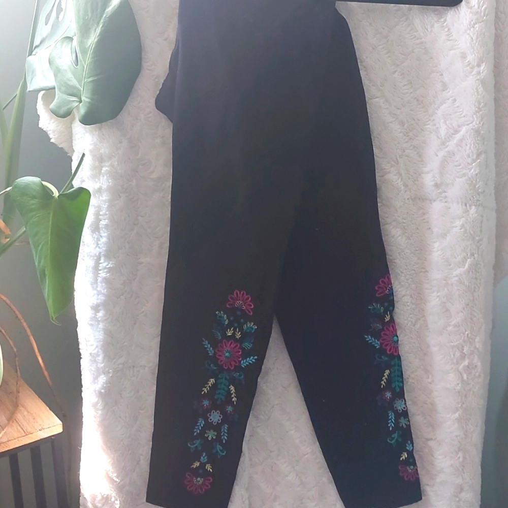 Floral embroidered leggings